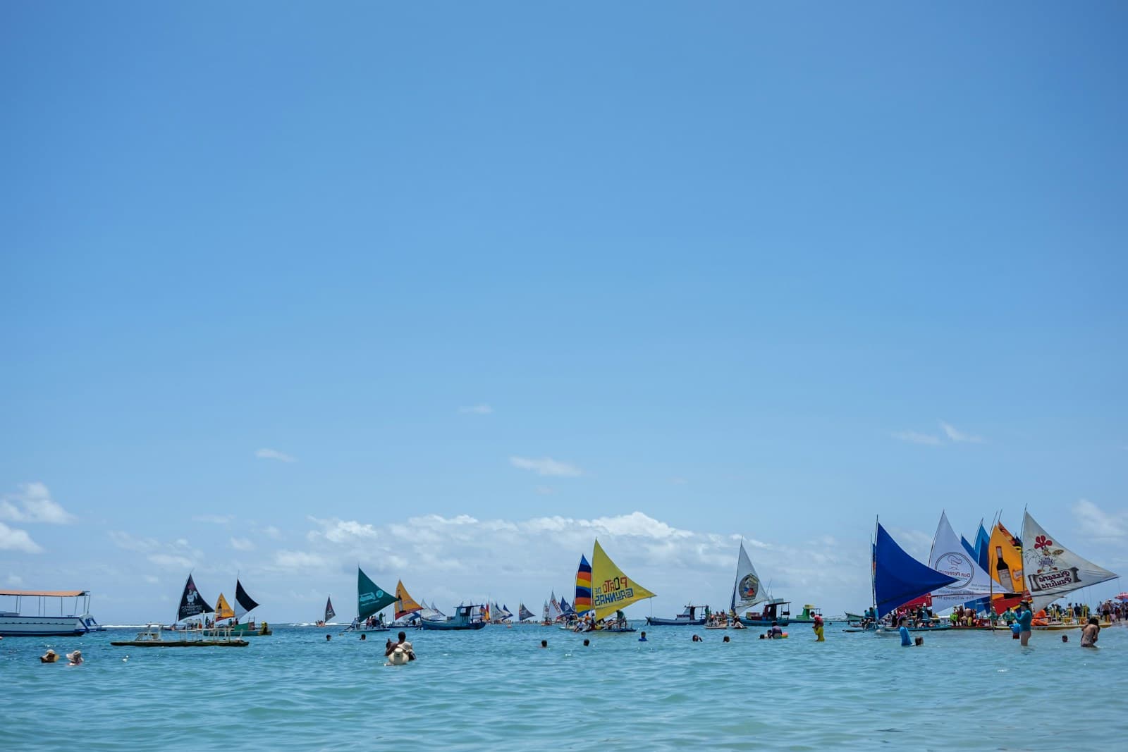 Jangadas tradicionais na praia de Porto de Galinhas, Pernambuco